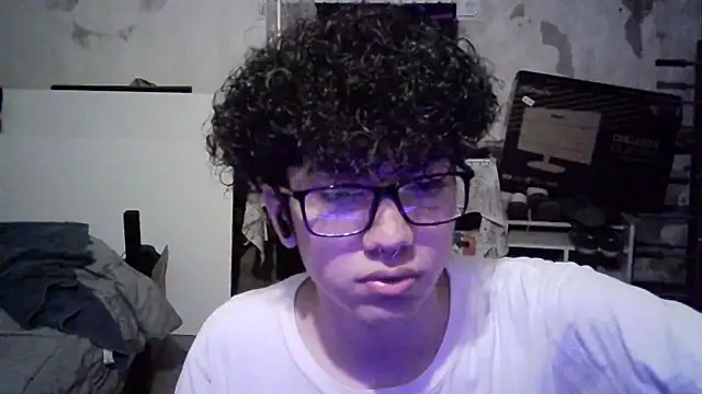 Snapshot of Emv2 chatting on March 11, 4:40 am Emv2 online show from March 11, 4:40 am