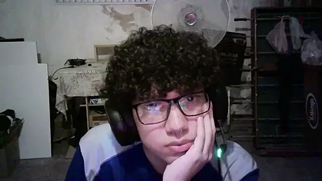 Snapshot of Emv2 chatting on March 17, 2:49 am Emv2 online show from March 17, 2:49 am