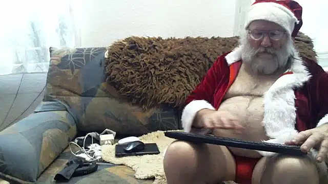 Snapshot of SexySantaC chatting on December 28, 7:01 pm SexySantaC online show from December 28, 7:01 pm
