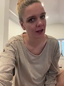 Snapshot of Suesse_Schnitte chatting on December 9, 8:55 am Suesse Schnitte online show from December 9, 8:55 am