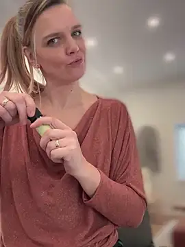 Snapshot of Suesse_Schnitte chatting on January 31, 12:29 pm Suesse Schnitte online show from January 31, 12:29 pm