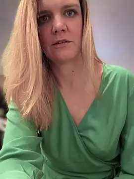 Snapshot of Suesse_Schnitte chatting on February 6, 9:28 pm Suesse Schnitte online show from February 6, 9:28 pm