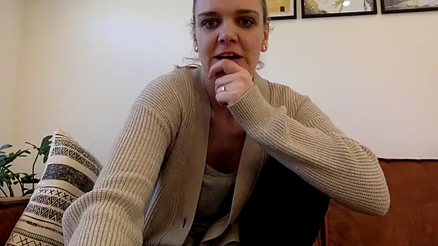 Snapshot of Suesse_Schnitte chatting on February 14, 8:52 am Suesse Schnitte online show from February 14, 8:52 am