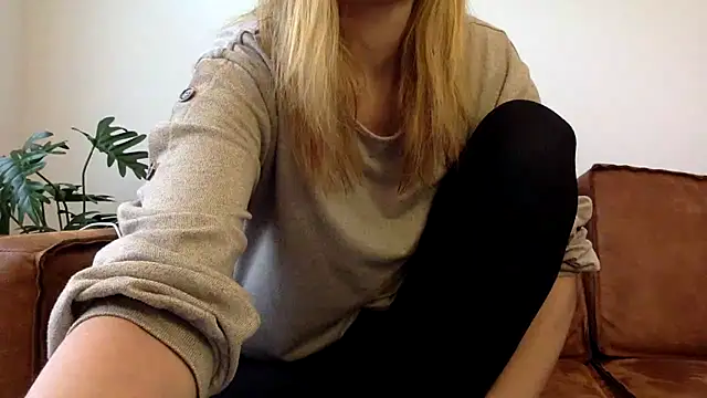 Snapshot of Suesse_Schnitte chatting on February 14, 12:03 pm Suesse Schnitte online show from February 14, 12:03 pm