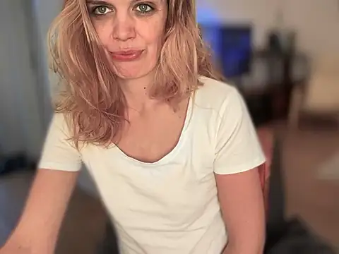 Snapshot of Suesse_Schnitte chatting on February 20, 7:45 am Suesse Schnitte online show from February 20, 7:45 am