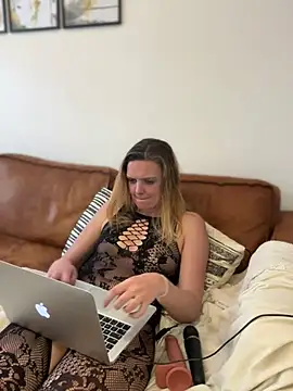 Snapshot of Suesse_Schnitte chatting on March 12, 12:57 pm Suesse Schnitte online show from March 12, 12:57 pm