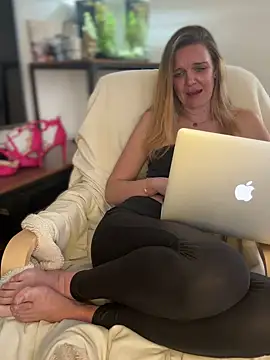 Snapshot of Suesse_Schnitte chatting on March 18, 12:36 pm Suesse Schnitte online show from March 18, 12:36 pm