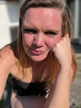 Snapshot of Suesse_Schnitte chatting on March 21, 9:01 am Suesse Schnitte online show from March 21, 9:01 am