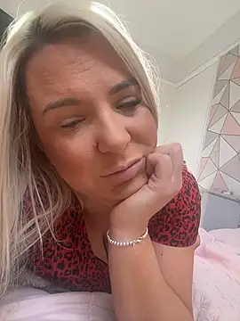 Bustyblondebabe32 online show from April 7, 9:32 am