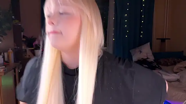 LisaLaas online show from May 15, 8:38 pm