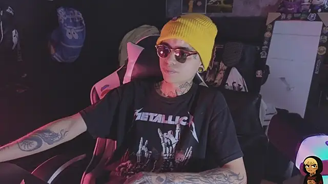 Snapshot of AcidMilo chatting on June 6, 5:17 pm AcidMilo online show from June 6, 5:17 pm