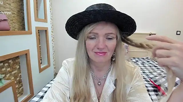 TrueFoxyyy online show from March 5, 7:49 pm