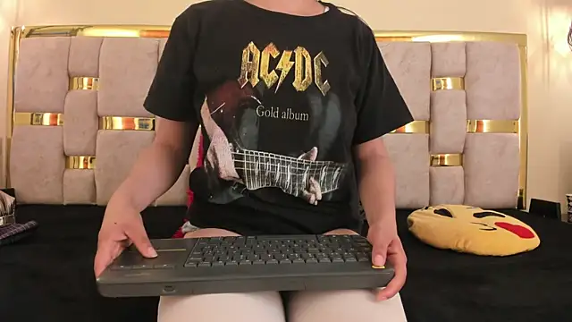 Snapshot of ttata_3 chatting on March 10, 10:34 pm ttata 3 online show from March 10, 10:34 pm