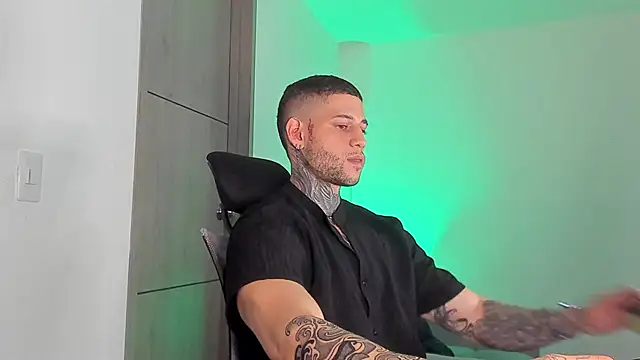  jamesleandros1 online show from April 21, 2:51 am