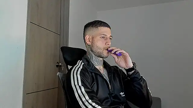  jamesleandros1 online show from June 10, 1:17 am