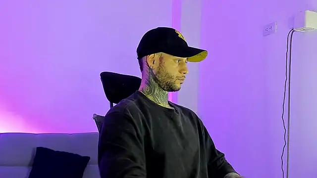  jamesleandros1 online show from June 19, 3:33 am