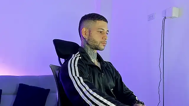  jamesleandros1 online show from June 25, 2:22 am