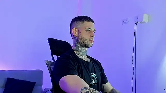  jamesleandros1 online show from June 25, 11:42 pm