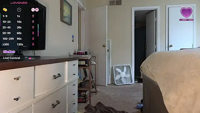 LoveSaraChristine online show from September 9, 5:45 pm