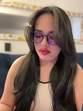 Snapshot of andra_rose chatting on March 5, 11:05 pm andra rose online show from March 5, 11:05 pm