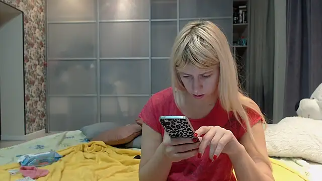 Snapshot of KyliePag chatting on December 15, 7:45 am KyliePag online show from December 15, 7:45 am