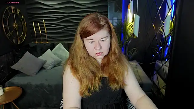 Snapshot of Mrs_Emilia chatting on December 6, 12:34 am Mrs Emilia online show from December 6, 12:34 am