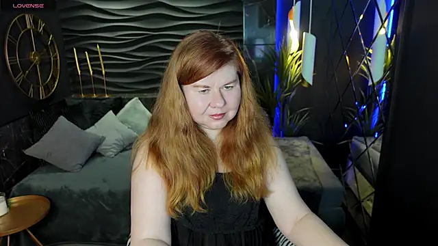 Snapshot of Mrs_Emilia chatting on December 6, 3:41 am Mrs Emilia online show from December 6, 3:41 am