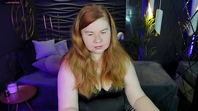 Snapshot of Mrs_Emilia chatting on December 8, 3:32 am Mrs Emilia online show from December 8, 3:32 am