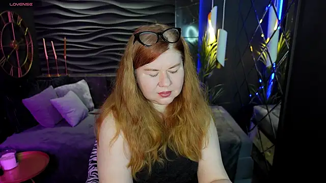 Snapshot of Mrs_Emilia chatting on December 13, 2:43 am Mrs Emilia online show from December 13, 2:43 am