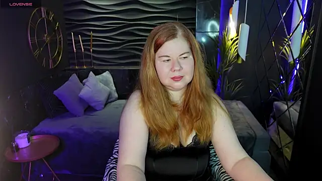 Snapshot of Mrs_Emilia chatting on December 14, 12:44 am Mrs Emilia online show from December 14, 12:44 am