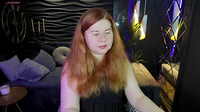 Snapshot of Mrs_Emilia chatting on December 22, 2:28 am Mrs Emilia online show from December 22, 2:28 am