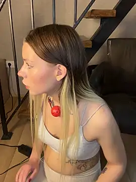 Snapshot of KittyKatyDream chatting on December 28, 4:52 pm KittyKatyDream online show from December 28, 4:52 pm