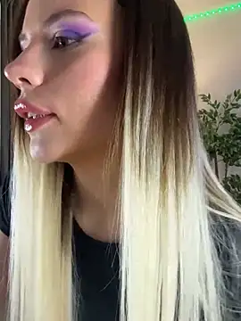 Snapshot of KittyKatyDream chatting on February 10, 6:13 pm KittyKatyDream online show from February 10, 6:13 pm