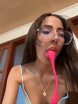 Snapshot of lauravasquez chatting on December 15, 7:10 pm lauravasquez online show from December 15, 7:10 pm