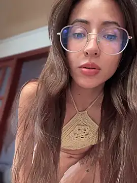 Snapshot of lauravasquez chatting on February 18, 5:31 pm lauravasquez online show from February 18, 5:31 pm