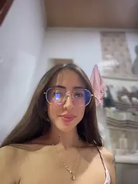 Snapshot of lauravasquez chatting on March 11, 10:31 pm lauravasquez online show from March 11, 10:31 pm