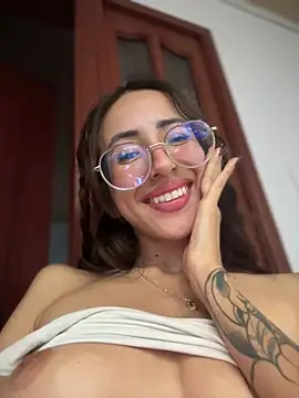 Snapshot of lauravasquez chatting on March 17, 4:43 pm lauravasquez online show from March 17, 4:43 pm
