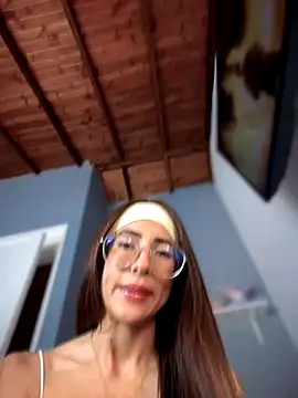Snapshot of lauravasquez chatting on October 16, 3:02 pm lauravasquez online show from October 16, 3:02 pm
