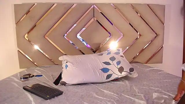 Snapshot of Raven_foxter1 chatting on February 6, 10:29 am Raven foxter1 online show from February 6, 10:29 am