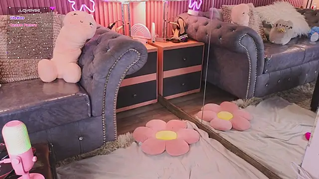 Emiily Scott1 online show from January 8, 4:00 pm