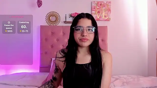 Snapshot of aliice_walker_ chatting on December 2, 3:47 pm aliice walker online show from December 2, 3:47 pm