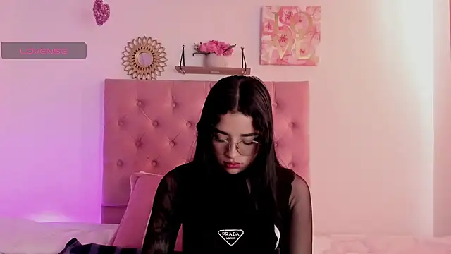 Snapshot of aliice_walker_ chatting on December 5, 3:28 pm aliice walker online show from December 5, 3:28 pm