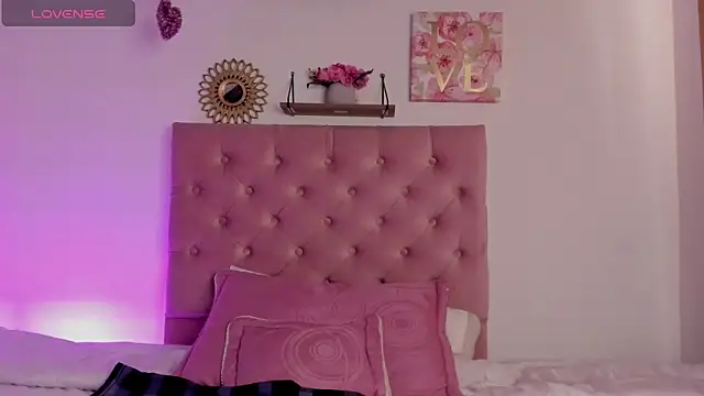 Snapshot of aliice_walker_ chatting on December 5, 6:33 pm aliice walker online show from December 5, 6:33 pm