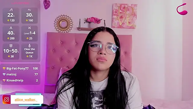 Snapshot of aliice_walker_ chatting on December 6, 6:39 pm aliice walker online show from December 6, 6:39 pm