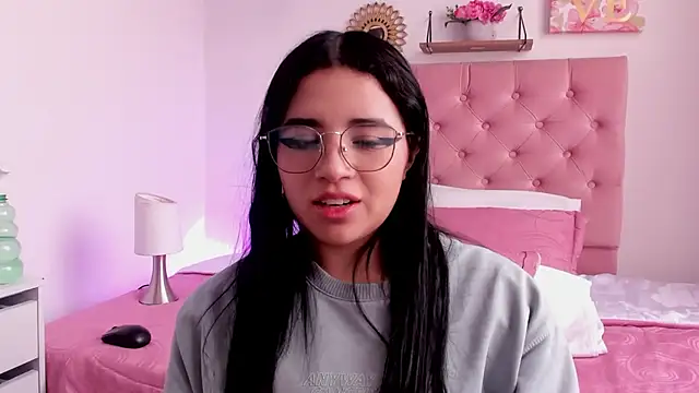 Snapshot of aliice_walker_ chatting on December 7, 7:10 pm aliice walker online show from December 7, 7:10 pm