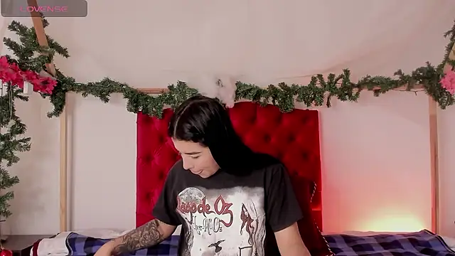 Snapshot of aliice_walker_ chatting on December 9, 12:30 pm aliice walker online show from December 9, 12:30 pm