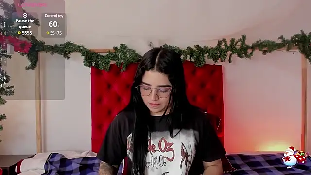 Snapshot of aliice_walker_ chatting on December 9, 3:33 pm aliice walker online show from December 9, 3:33 pm