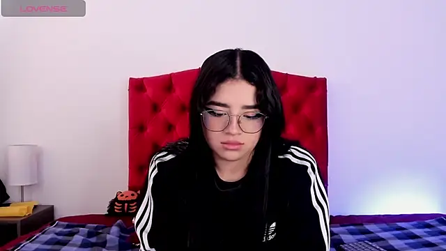 Snapshot of aliice_walker_ chatting on December 14, 3:47 pm aliice walker online show from December 14, 3:47 pm