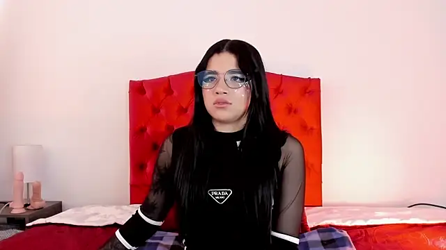 Snapshot of aliice_walker_ chatting on December 17, 3:39 pm aliice walker online show from December 17, 3:39 pm