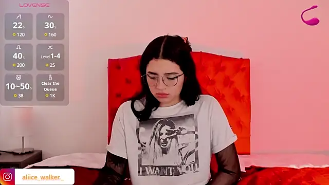 Snapshot of aliice_walker_ chatting on December 23, 1:03 pm aliice walker online show from December 23, 1:03 pm